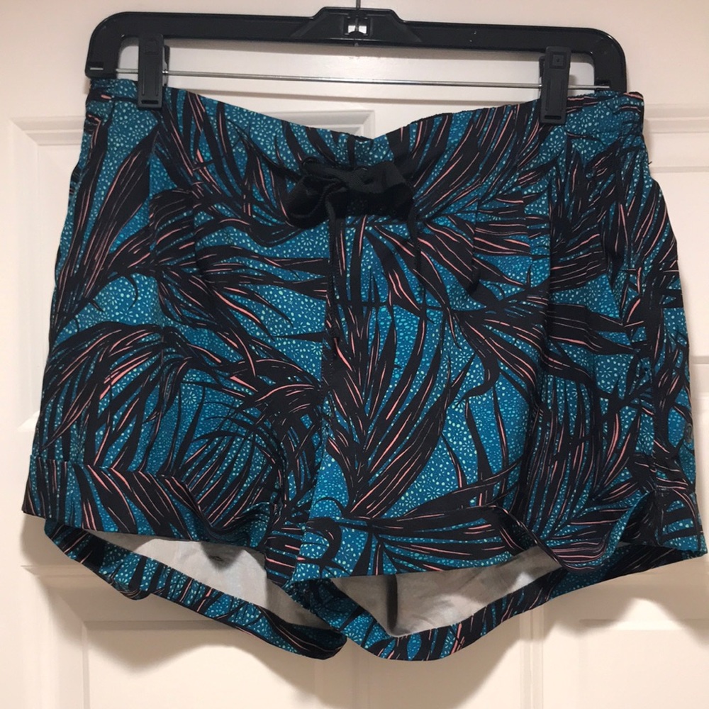 Lululemon Spring Break Away shorts II size 10